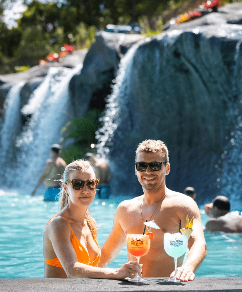 casal tomando drinks na piscina